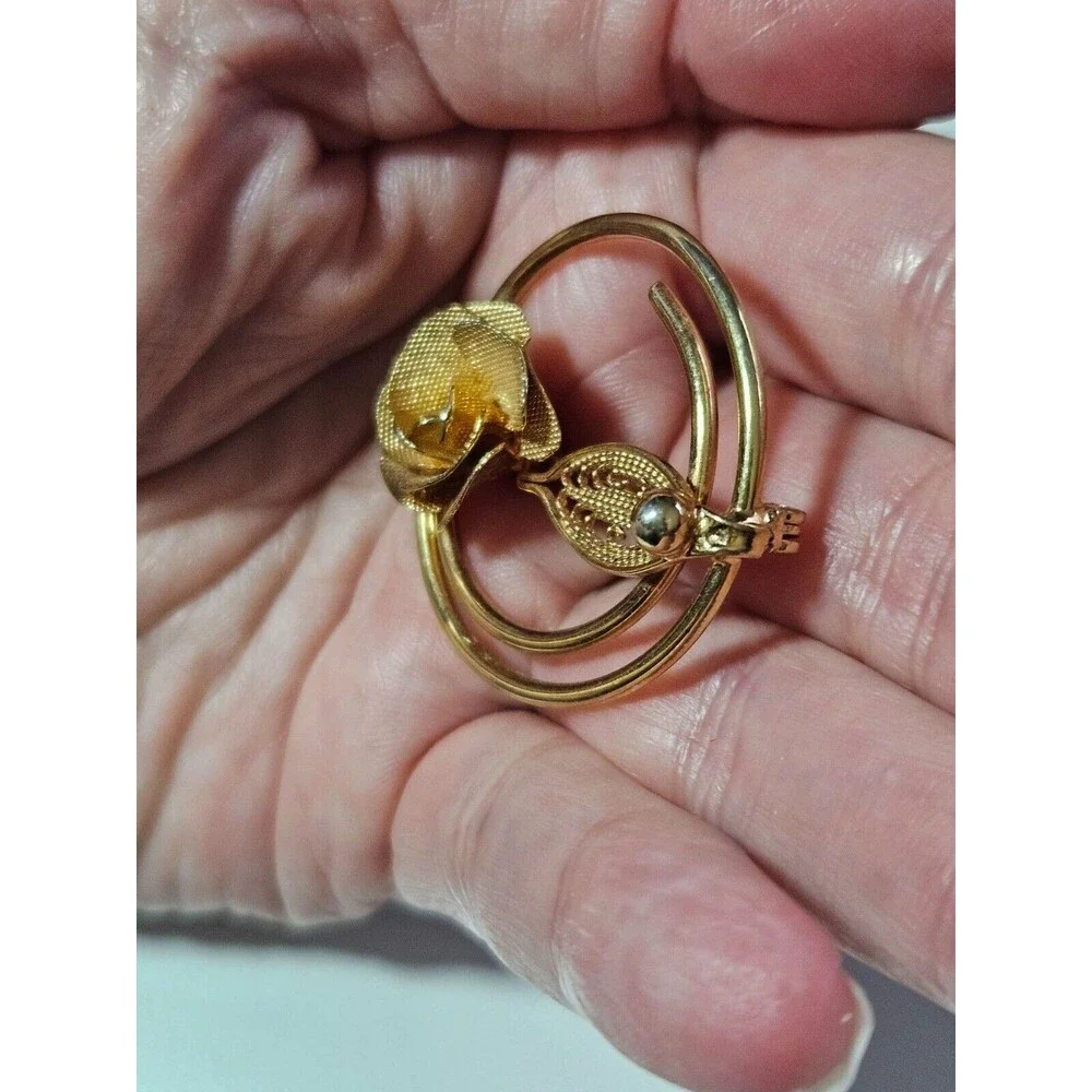 Vintage Sarah Coventry gold tone circular brooch